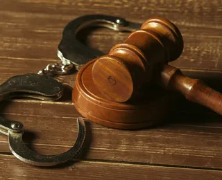 Jovem se vinga de assassino da mãe 10 anos depois do crime