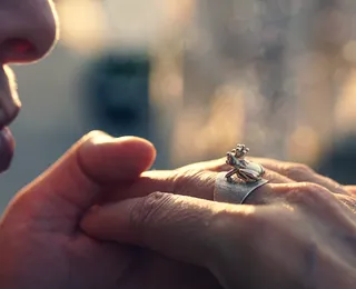Justiça decide que beijo na mão pode ser considerado agressão sexual
