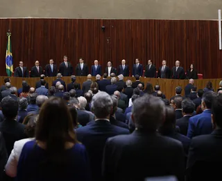 Lula e Alcolumbre ficam lado a lado em posse de ministros no TSE