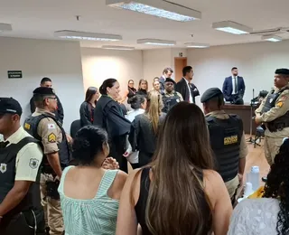 Mãe é absolvida após matar e cortar pênis de abusador da filha