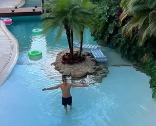Mansão milionária de apresentador famoso tem "ilha particular"; veja