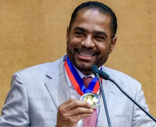 Márcio Marinho é condecorado com Comenda 2 de Julho na ALBA