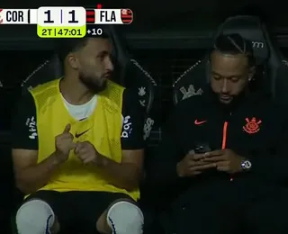 Memphis Depay pode ser punido por usar celular em jogo do Brasileirão