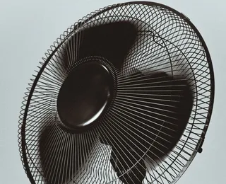 Menina de 1 ano morre ao tomar choque em fio de ventilador na Bahia