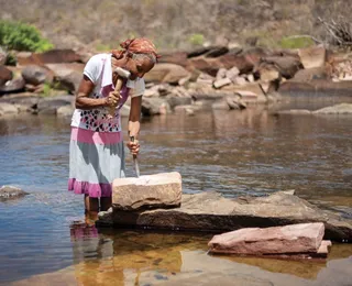 Menos de 20 centavos por pedra: a vida das mulheres que quebram rochas na Chapada