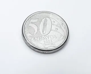 Moeda de 50 centavos esquecida na carteira pode valer até R$ 200