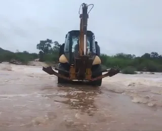 Moradora atravessa rio em retroescavadeira para ir a hospital na Bahia
