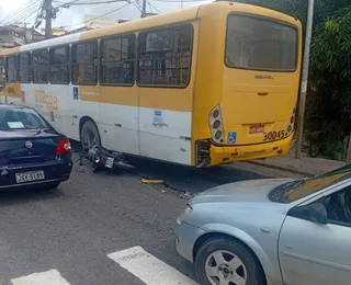 Moto vai parar embaixo de ônibus após acidente em Salvador