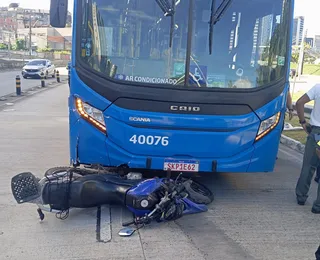 Motociclista invade via exclusiva e é atingido por ônibus do BRT em Salvador