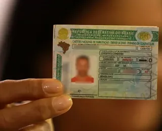 Motoristas que desrespeitarem nova regra do farol podem levar multa