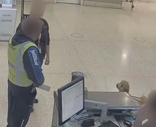 Mulher abandona cão no aeroporto para viajar e acaba presa