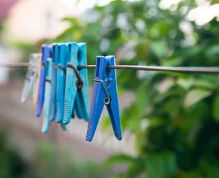 Mulher morre após tomar choque ao colocar roupas no varal