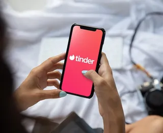 Nada de paquera: mulher usa Tinder para buscar emprego e é contratada