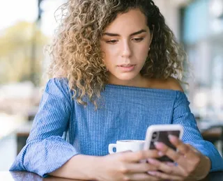 O que a psicologia diz sobre evitar responder mensagens imediatamente