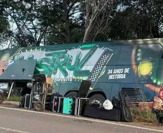 Ônibus da Mastruz com Leite bate após desviar de buraco na BR-226