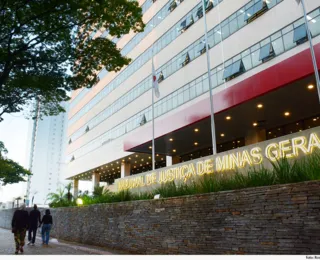 Operadora é condenada por usar nome antigo de cliente trans