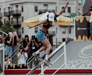Ovacionada, Rayssa Leal avança à semifinal no Mundial de Skate Street