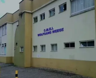Pai busca criança errada em creche e só percebe troca em casa
