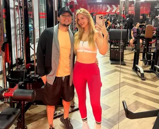 Pai de Melody assume namoro com influenciadora 20 anos mais nova
