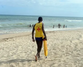 Pai morre afogado ao salvar filho na Praia do Flamengo em Salvador