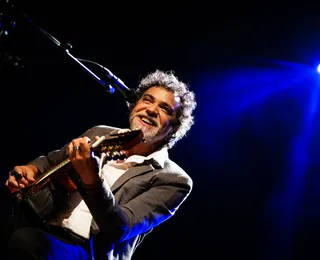 Paulinho Moska toca instrumentos recuperados de incêndio em Salvador