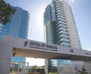 Pessoa passa mal e morre na entrada do Fórum 2 de Julho, em Salvador