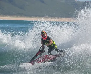 Pilotos de 10 países disputam Copa do Mundo Jet Waves em Camaçari
