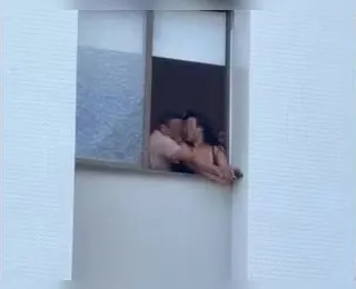Policial militar em surto ameaça mulher em janela de hotel na Bahia