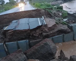 Ponte cede após forte chuva e interdita trecho da BA-046 no interior da Bahia