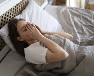 Por que você leva um susto ao dormir? Ciência explica