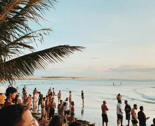 Praia grátis? Vila famosa cobra taxa obrigatória de quem deseja entrar