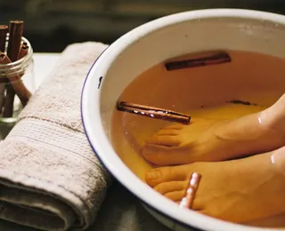 Praticidade e conforto: veja os benefícios de lavar os pés com canela