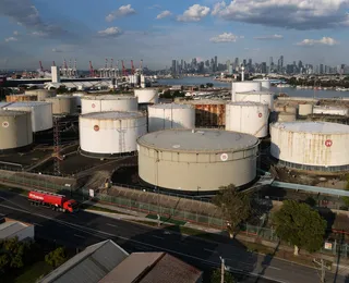 Preço do petróleo cai mais de 10% com sinal de trégua entre EUA e Irã