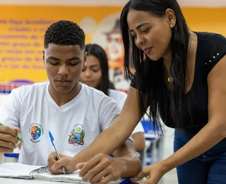 Professores da Bahia turbinam salários com adicional do governo