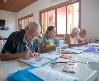 Projeto alfabetiza e dá letramento digital grátis a idosos em Salvador