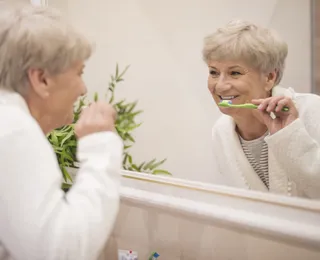 Saúde bucal: como manter dentes naturais aos 80 anos