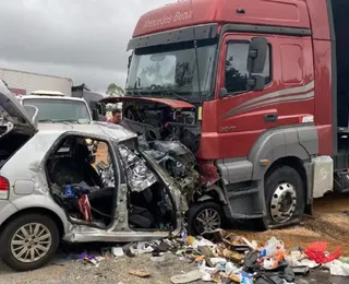 Seis pessoas da mesma família morrem em batida entre carro e carreta
