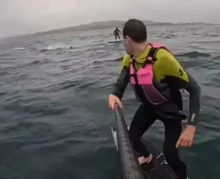 Surfista é perseguido por tubarão por mais de 3 km