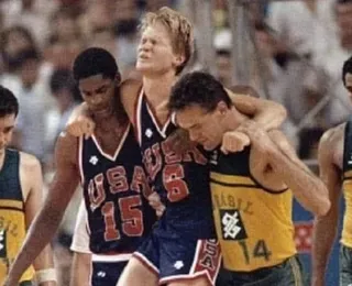 Técnico de time da NBA homenageia Oscar Schmidt em jogo