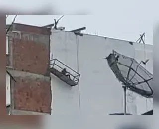 Trabalhador fica pendurado em andaime após corda ceder na Bahia