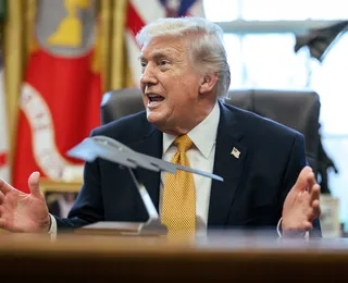 Trump anuncia envio de agentes de imigração para aeroportos dos EUA