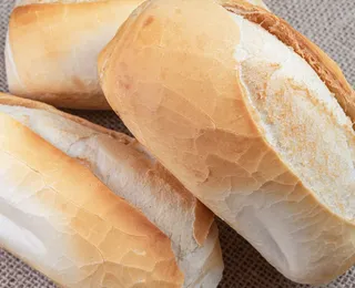 Truque com pão francês promete deixar grelhas e fogões brilhando