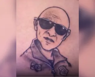 Turista suíço tatua rosto de agente da PRF no bumbum após abordagem