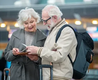 Vai fazer 60 anos? Veja o que muda com nova regra para viagens de avião