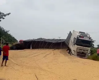 VÍDEO: Carreta com soja tomba e interdita importante rodovia baiana