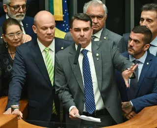 Vídeo: Filme sobre Bolsonaro gera bate-boca com Flávio no Congresso