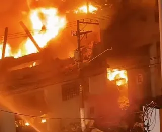 Vídeo: grande incêndio atinge fábrica em região comercial no Brasil