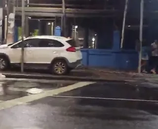 Vídeo: motorista perde controle e atinge ponto de ônibus em Salvador