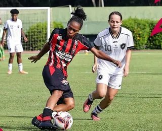 VÍDEO: Vitória faz gol contra em lance bizarro no Estádio Pituaçu