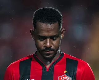 VÍDEO: zagueiro do Vitória deixa Fonte Nova sem conseguir apoiar o pé no chão